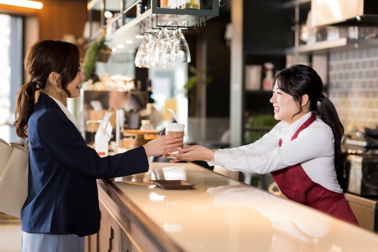カフェで働く若い女性