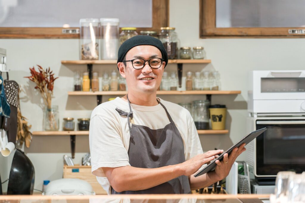 タブレットで注文を確認するカフェスタッフ
