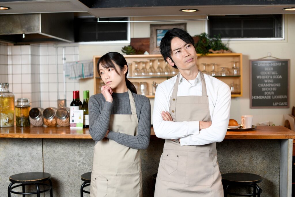 レストラン（飲食店）で悩む男女の店員