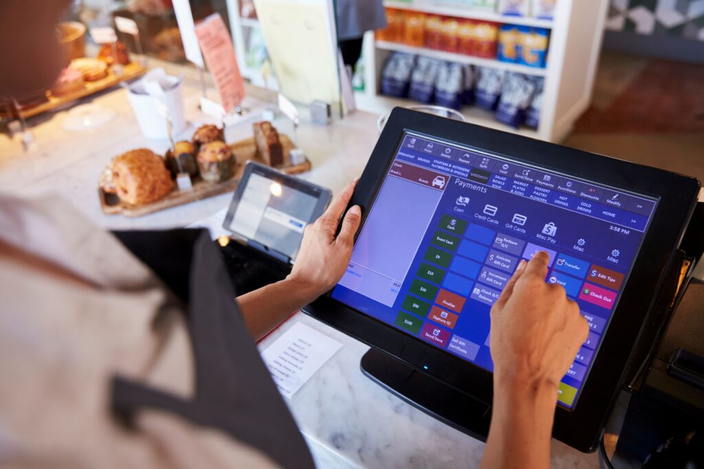 カフェ店員がPOSレジを操作する手元