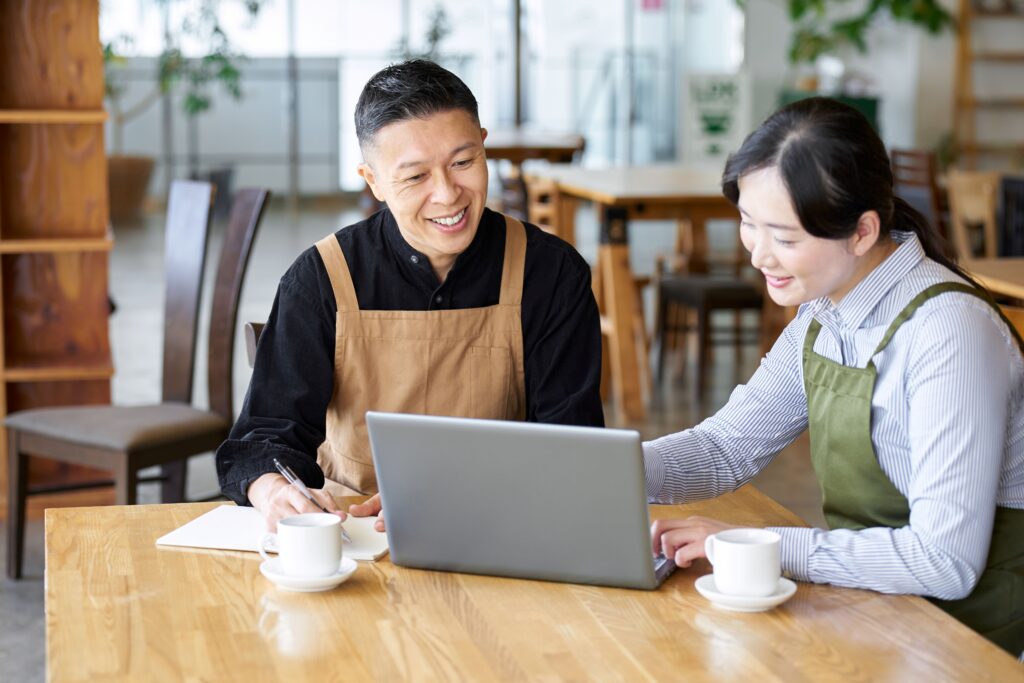 カフェの経営方針を話す日本人