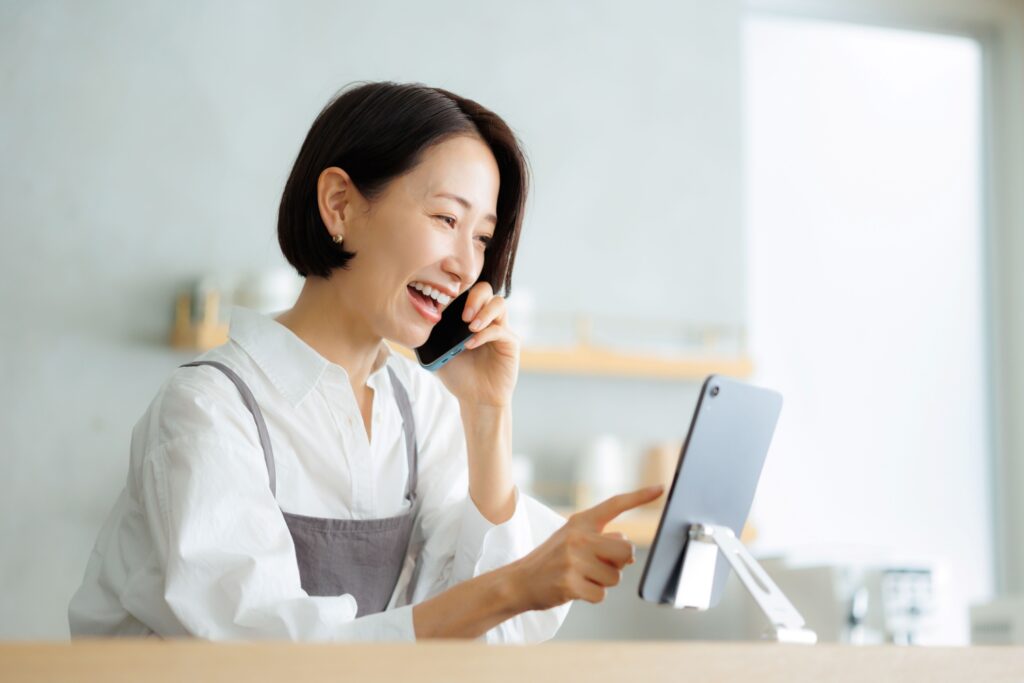 カフェ　スタッフ　女性