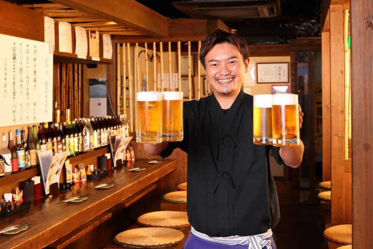ビールを持った居酒屋の店長