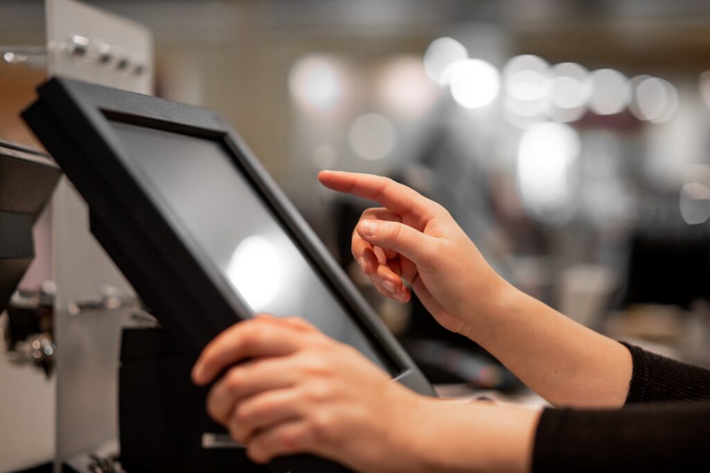 店員が、POSレジで商品の会計処理をしている手元のアップ