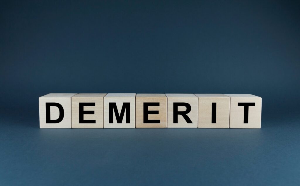 キューブで並べられた「Demerit」の文字