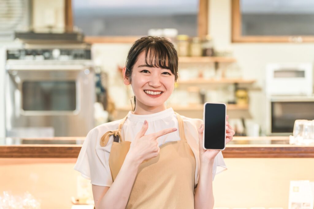 カフェ・レストラン・飲食店で働くウェイトレス・ホールスタッフをする女性（スマホ・モバイルオーダー）