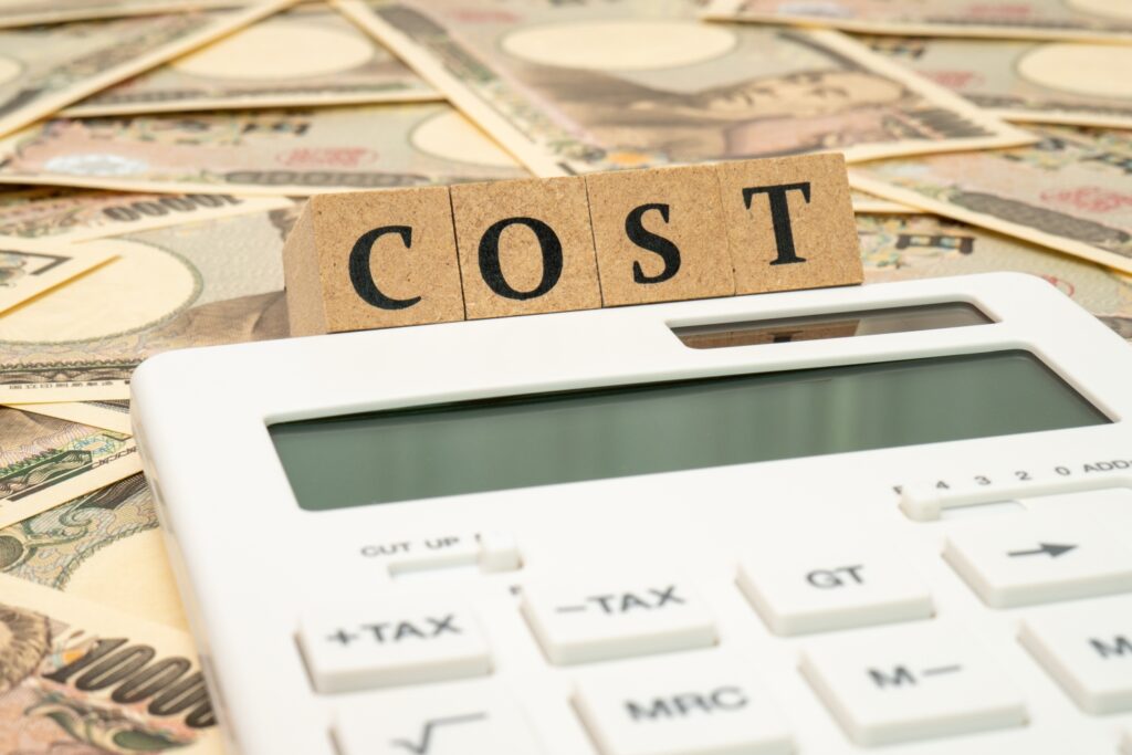 コスト計算のコンセプト（電卓、1万円札、COSTの文字）