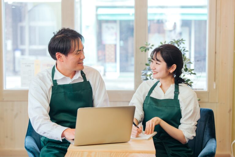 レストラン・カフェ・飲食店を経営する男女