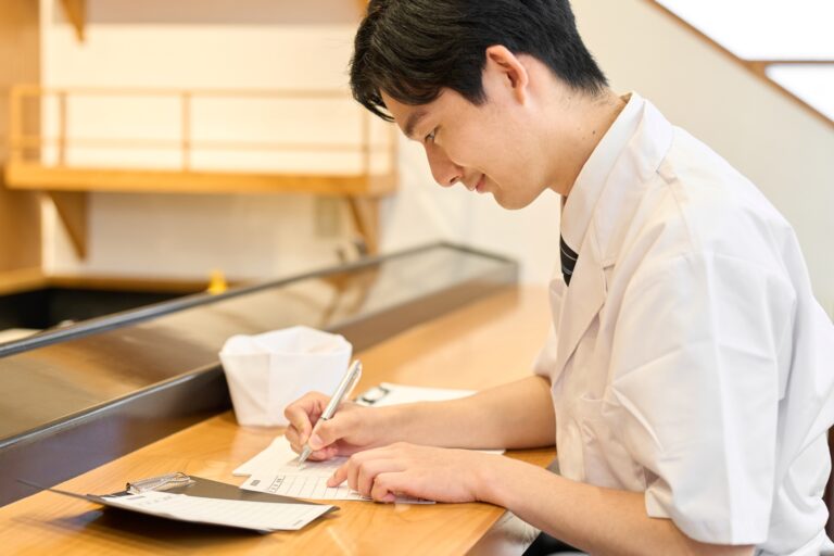 売上を集計する和食の料理人