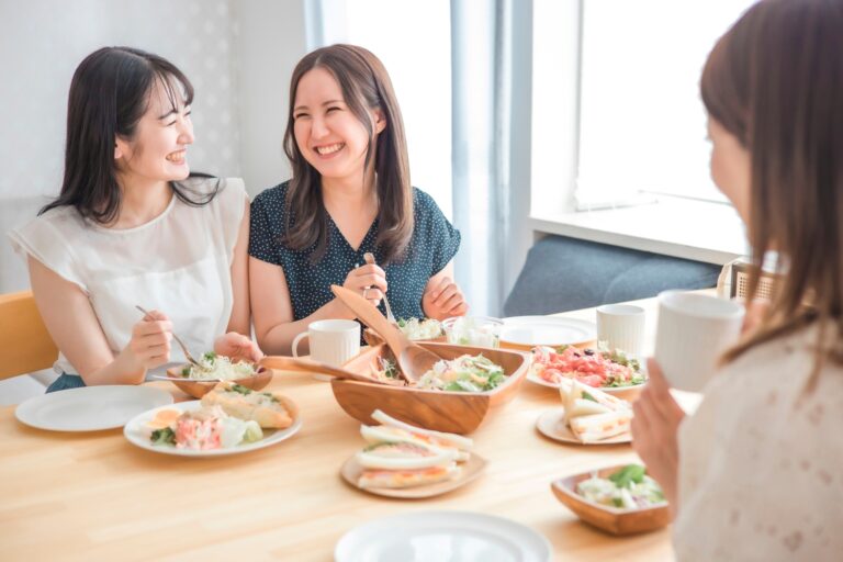 カフェで美味しい料理を食べる女性たち
