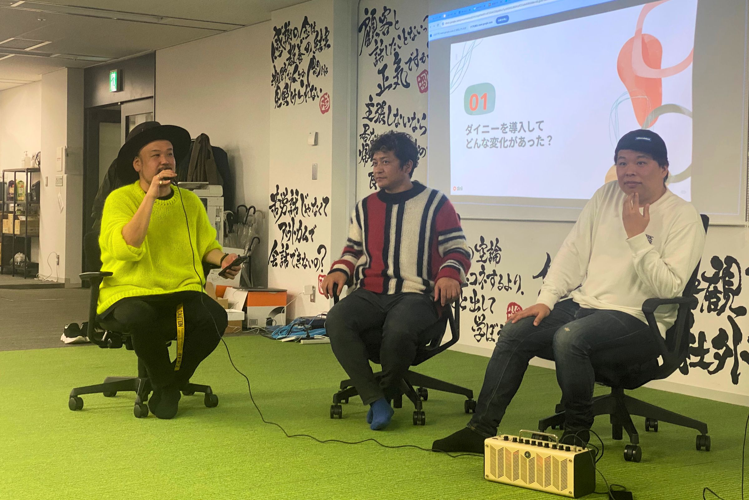 納会で新井さんが話す様子