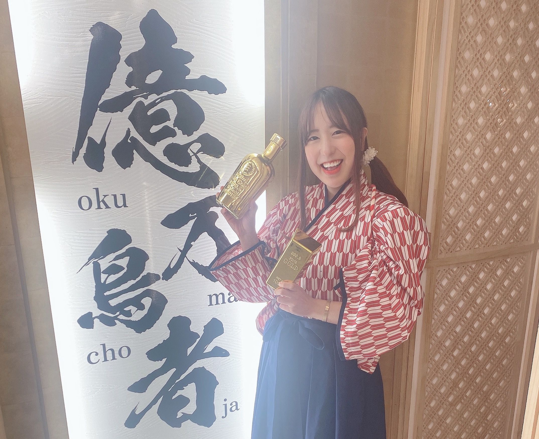 億万鳥者の看板前で撮影