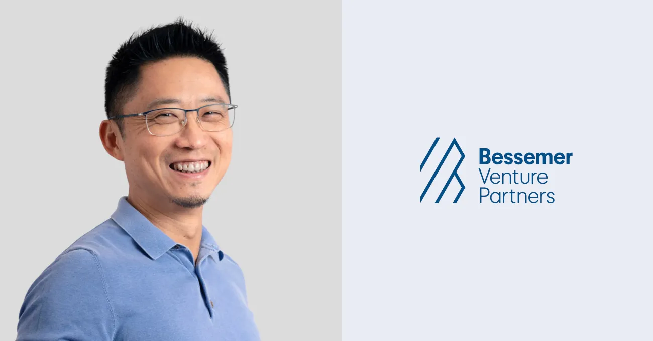 眼鏡をかけて笑うBryan Wu（Bessemer Venture Partners）とそのロゴ