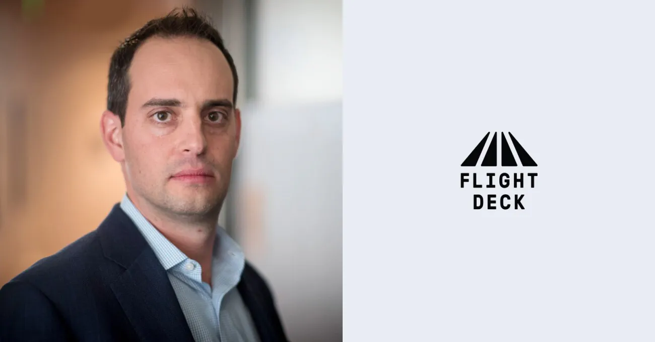 紺のジャケット姿のJay Kahn（Flight Deck Capital）とFLIGHT DECKのロゴ